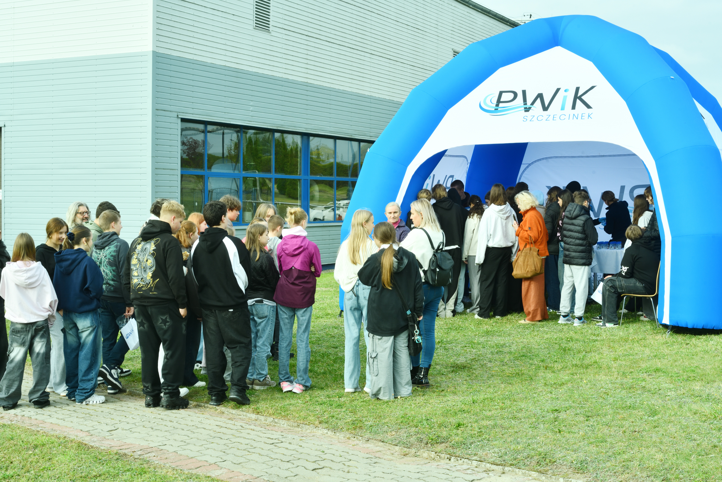 dzieci i&nbsp;młodzież podczas dnia otwartego wodociąg&oacute;w